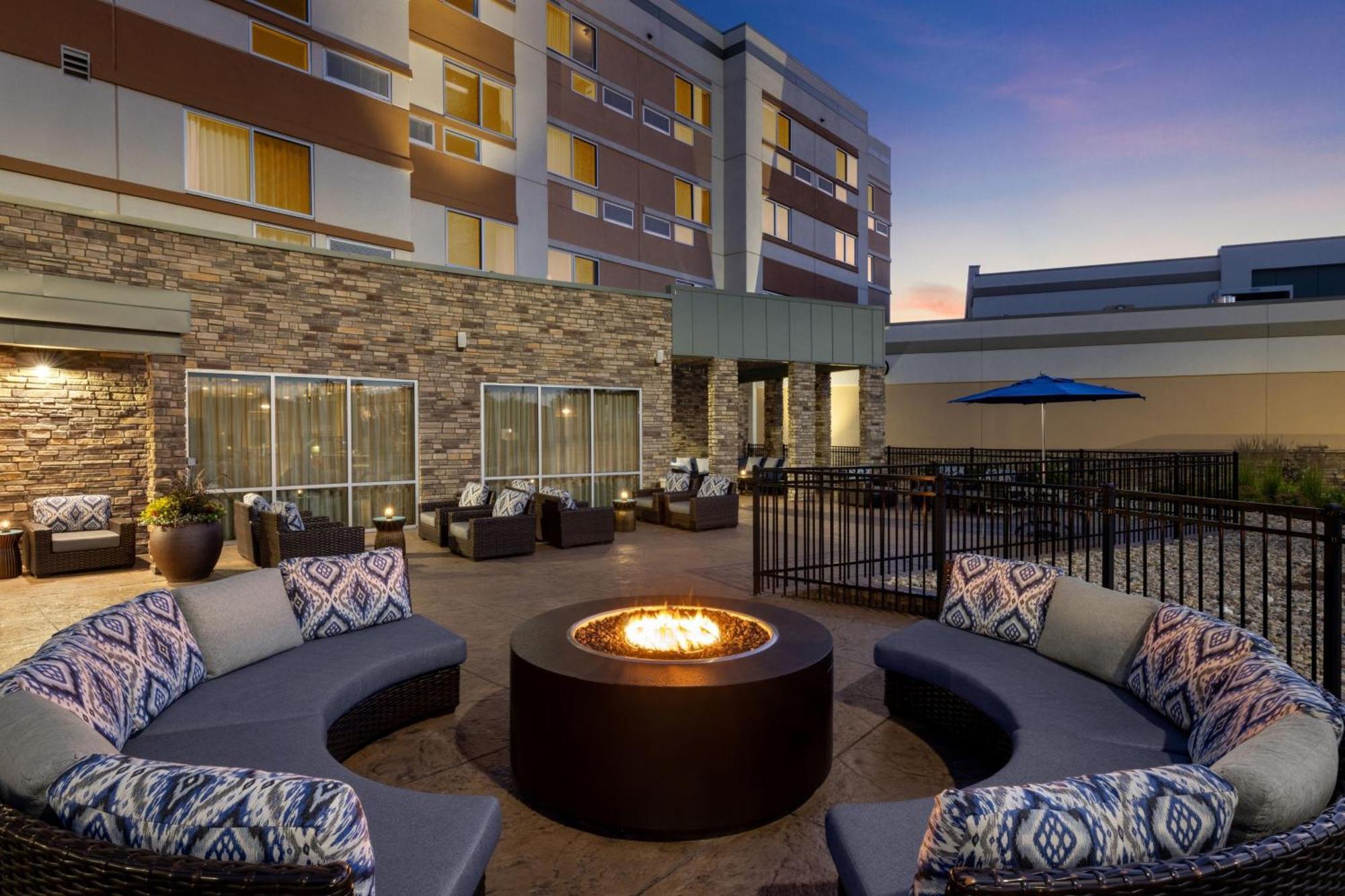 Courtyard By Marriott Omaha Bellevue At Beardmore Event Center Exteriör bild